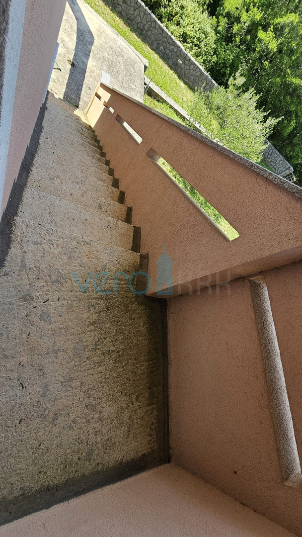 Otok Krk, Dobrinj, dvojna kuća sa dva stana 130m2, okućnica 300m2, prodaja