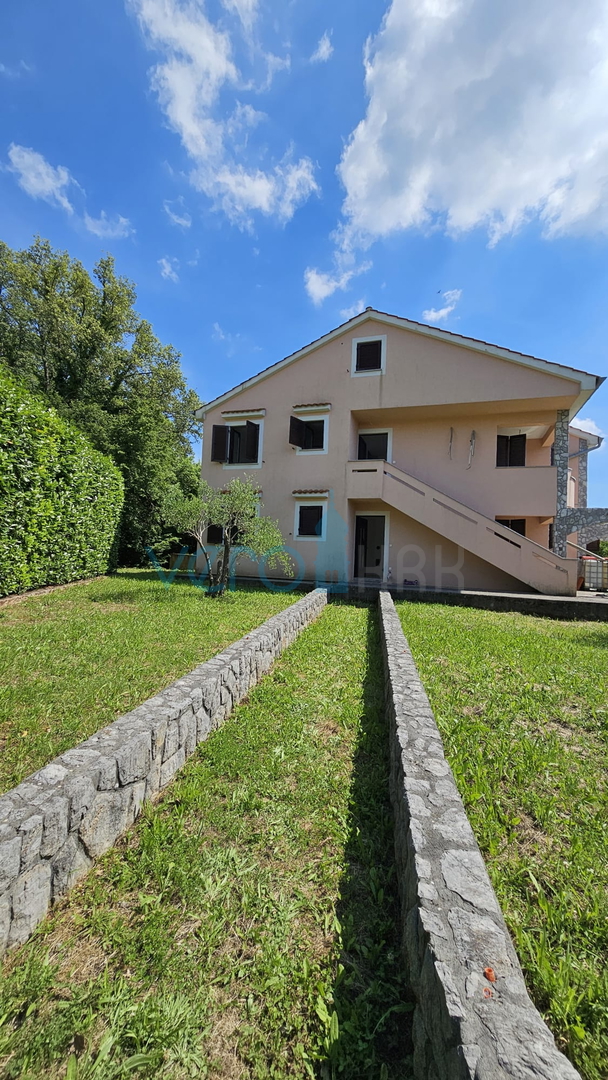 Otok Krk, Dobrinj, dvojna kuća sa dva stana 130m2, okućnica 300m2, prodaja
