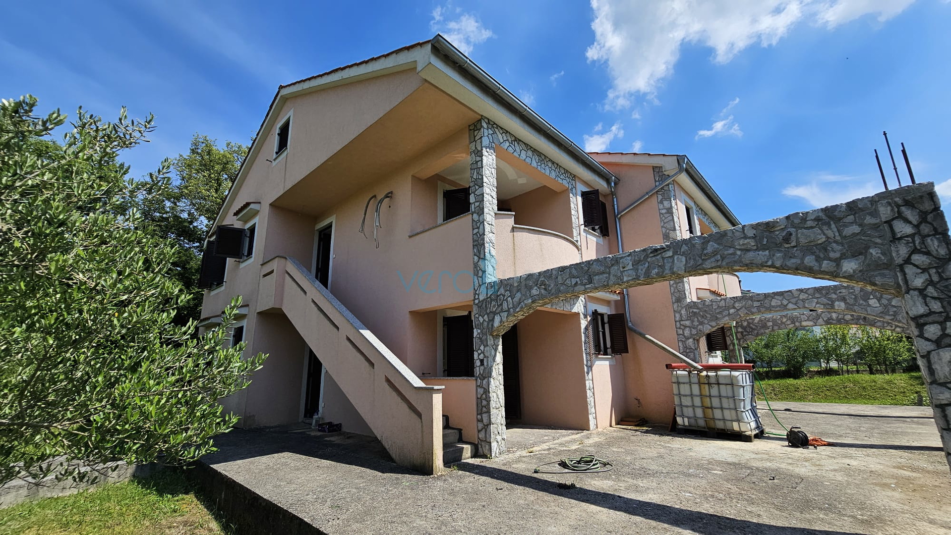 Otok Krk, Dobrinj, dvojna kuća sa dva stana 130m2, okućnica 300m2, prodaja