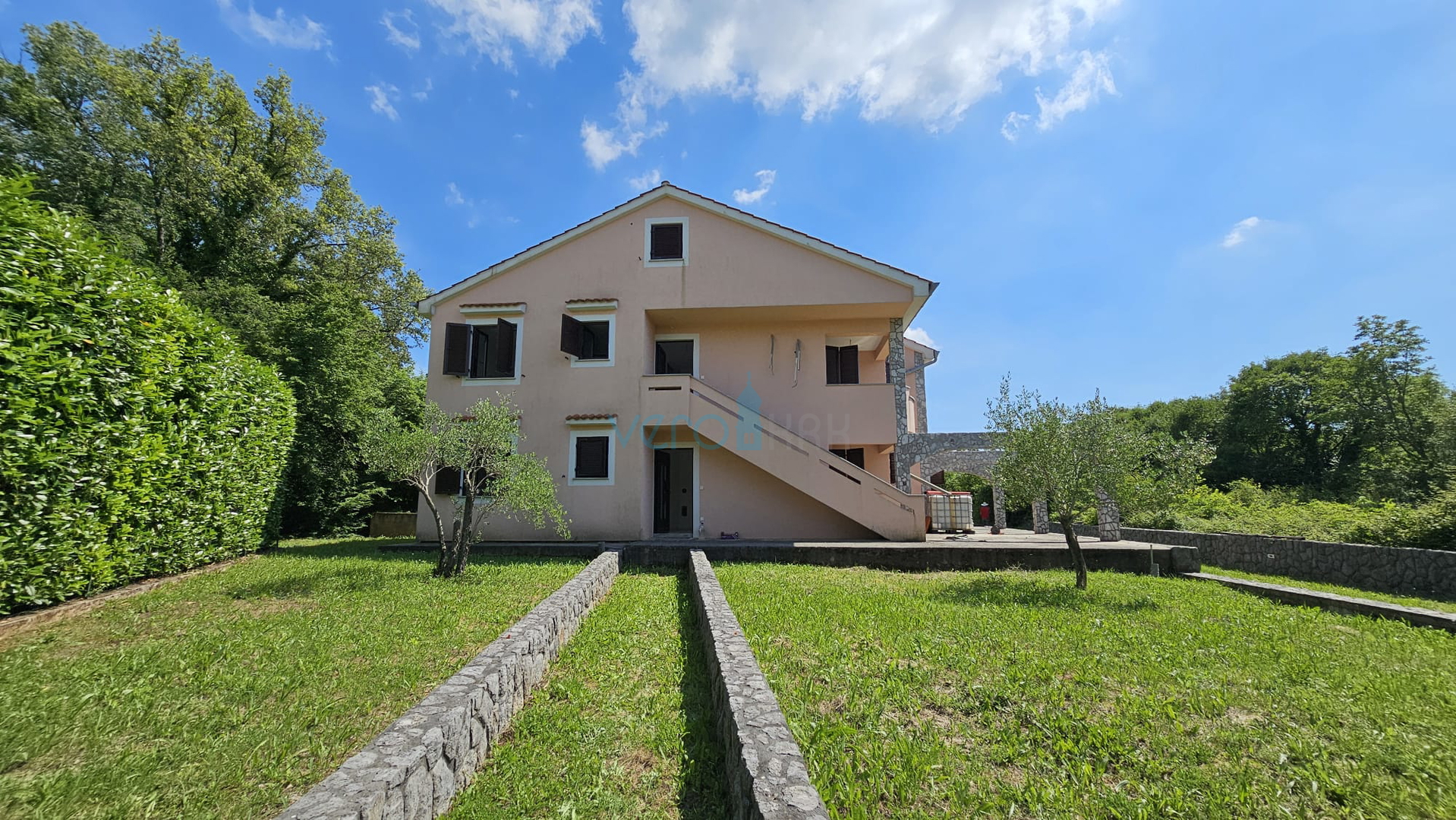 Otok Krk, Dobrinj, dvojna kuća sa dva stana 130m2, okućnica 300m2, prodaja