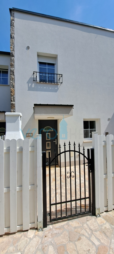Otok Krk, Grad Krk, okolica, prekrasna ultra moderna villa sa bazenom, terasom i pogledom na more prodaja