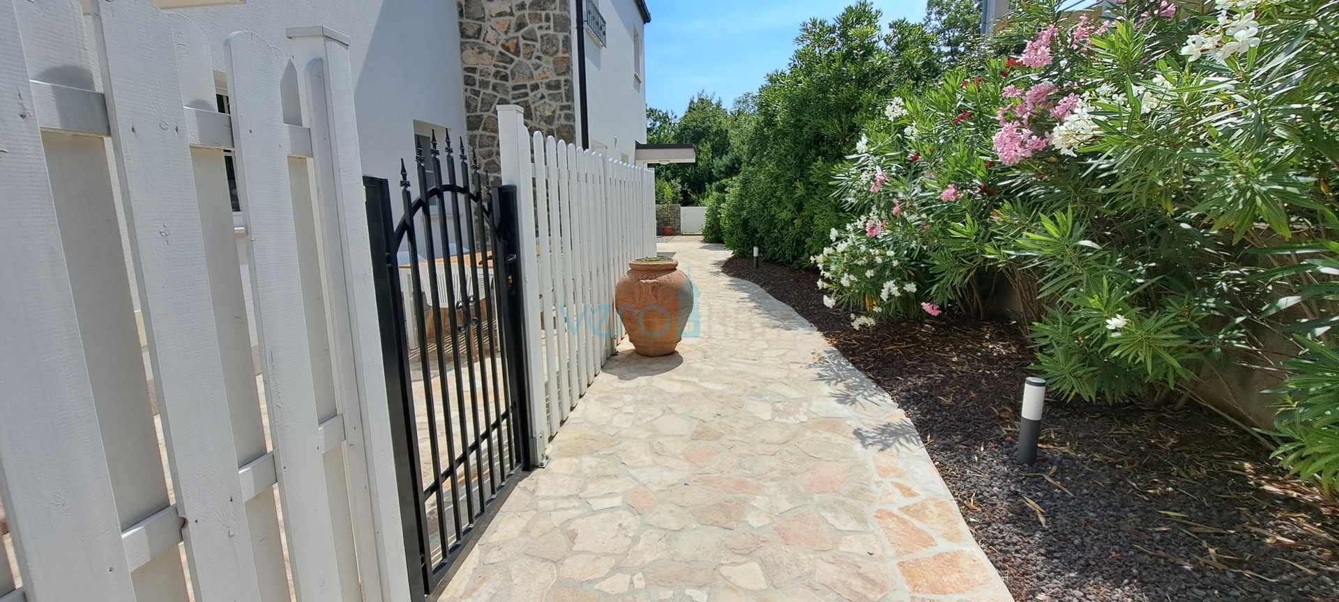 Otok Krk, Grad Krk, okolica, prekrasna ultra moderna villa sa bazenom, terasom i pogledom na more prodaja