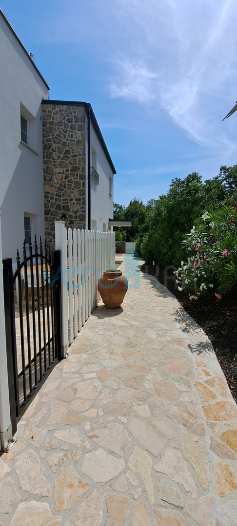 Otok Krk, Grad Krk, okolica, prekrasna ultra moderna villa sa bazenom, terasom i pogledom na more prodaja