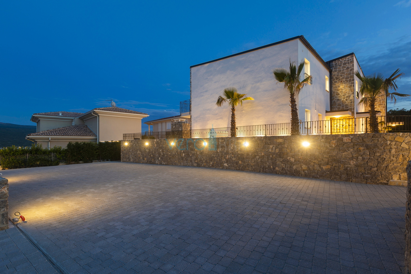 Otok Krk, Grad Krk, okolica, prekrasna ultra moderna villa sa bazenom, terasom i pogledom na more prodaja