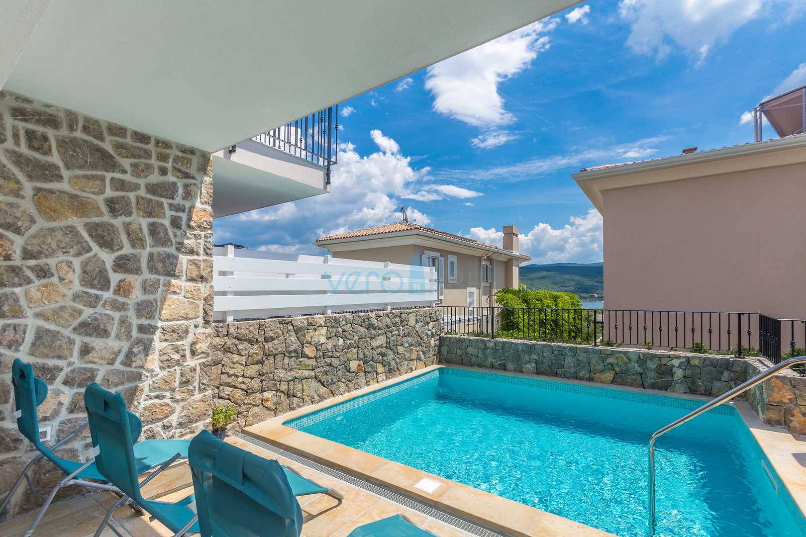 Otok Krk, Grad Krk, okolica, prekrasna ultra moderna villa sa bazenom, terasom i pogledom na more prodaja