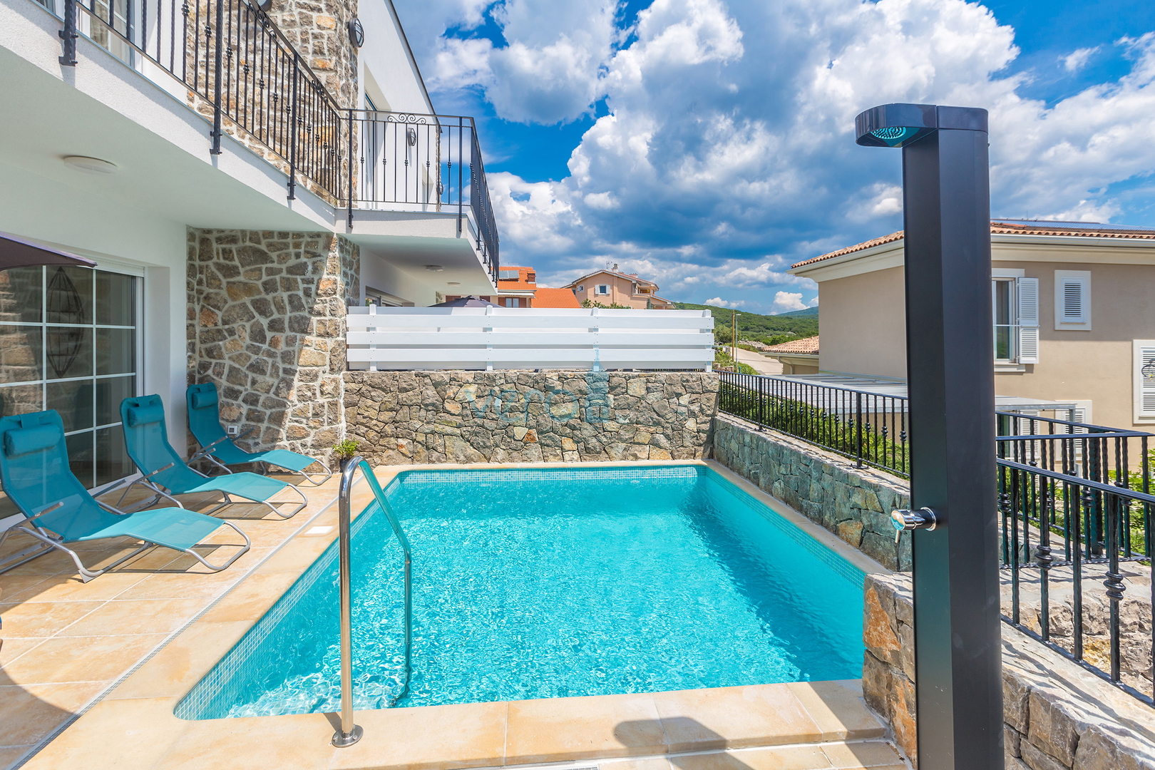Otok Krk, Grad Krk, okolica, prekrasna ultra moderna villa sa bazenom, terasom i pogledom na more prodaja