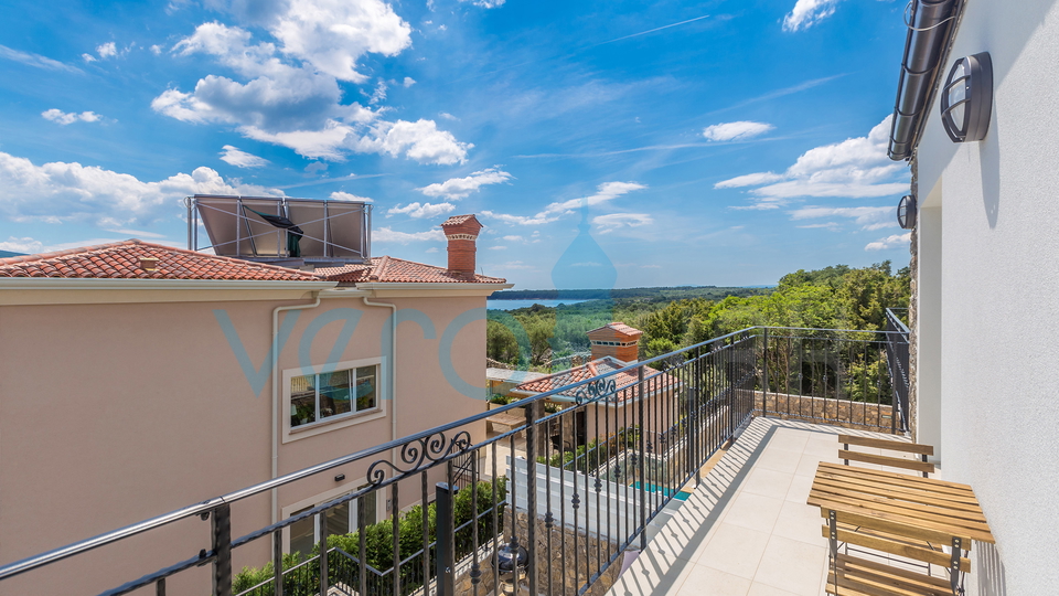 Insel Krk, Stadt Krk, Umgebung, wunderschöne hochmoderne Villa mit Pool, Terrasse und Meerblick, zu verkaufen