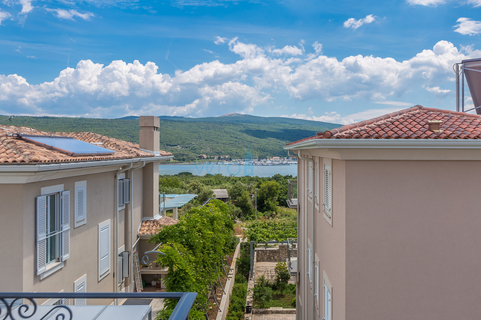 Otok Krk, Grad Krk, okolica, prekrasna ultra moderna villa sa bazenom, terasom i pogledom na more prodaja