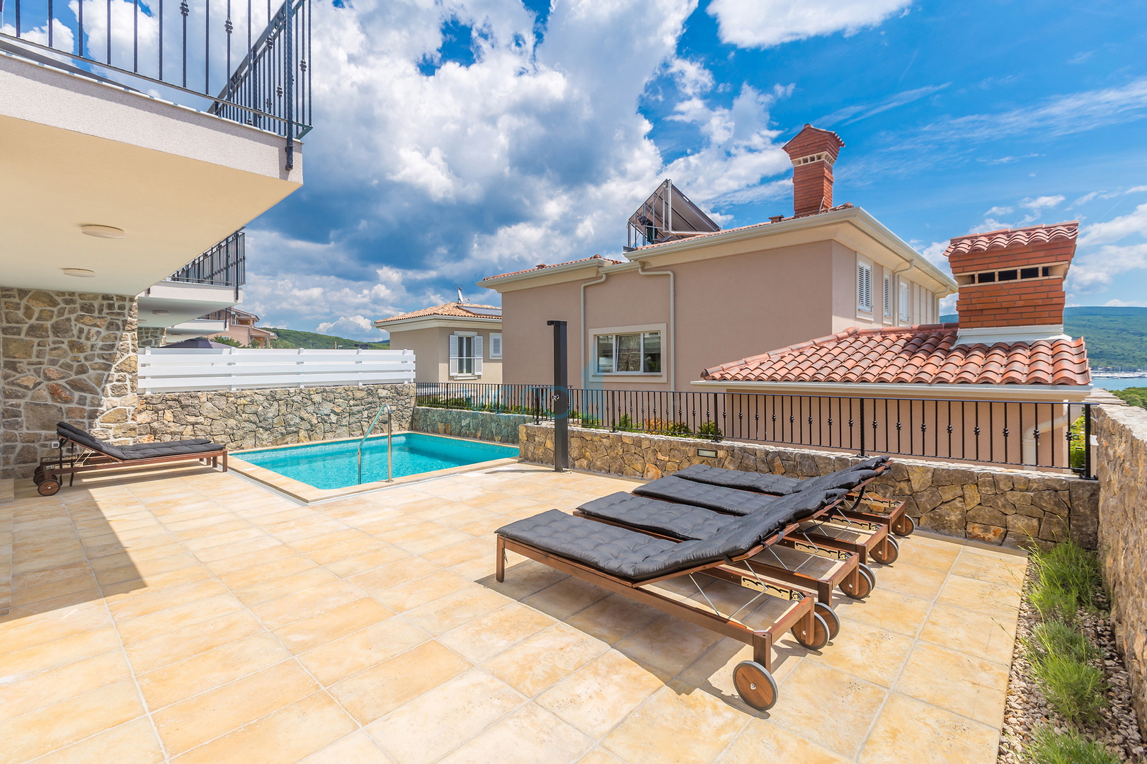 Grad Krk, okolica, veličanstvena villa sa bazenom, pogled na more, prodaja