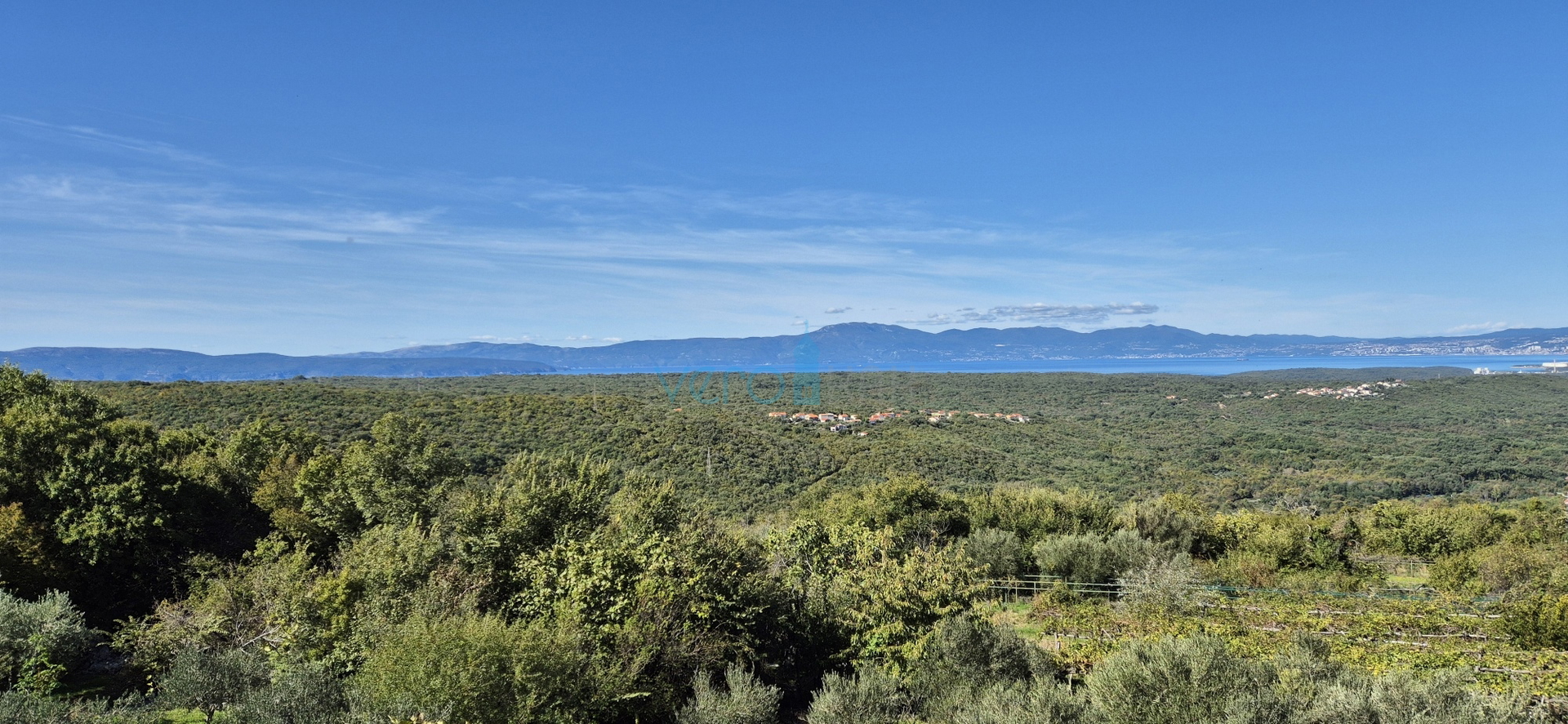 Dobrinj, otok Krk, samostojeća kamena kuća, pogled na more, terasa, konoba, prodaja