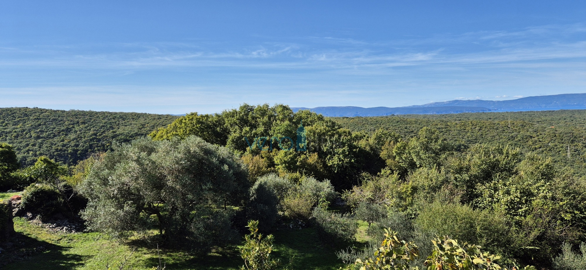 Dobrinj, otok Krk, samostojeća kamena kuća, pogled na more, terasa, konoba, prodaja