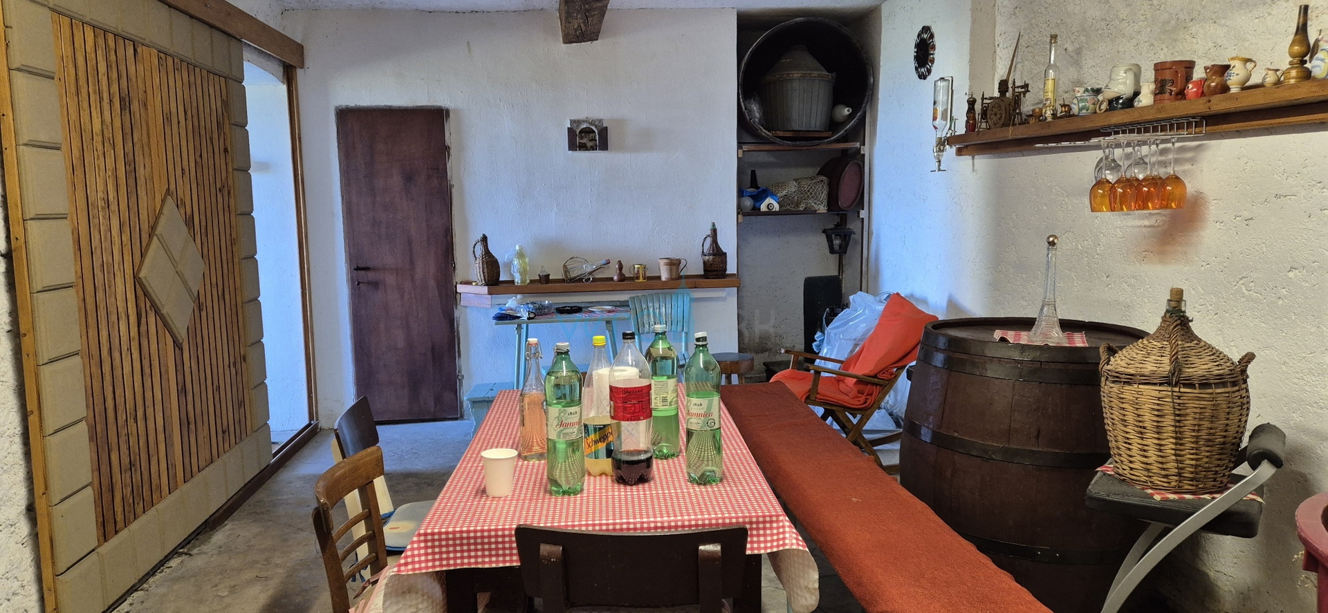 Dobrinj, otok Krk, samostojeća kamena kuća, pogled na more, terasa, konoba, prodaja