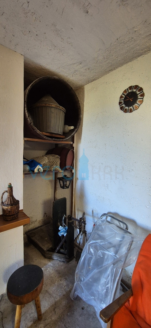 Dobrinj, otok Krk, samostojeća kamena kuća, pogled na more, terasa, konoba, prodaja