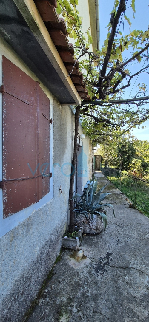 Dobrinj, otok Krk, samostojeća kamena kuća, pogled na more, terasa, konoba, prodaja