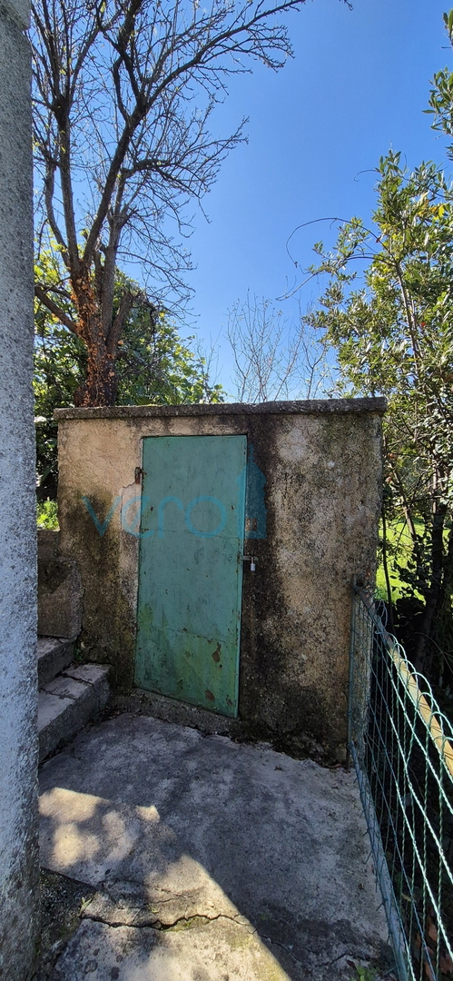 Dobrinj, otok Krk, samostojeća kamena kuća, pogled na more, terasa, konoba, prodaja