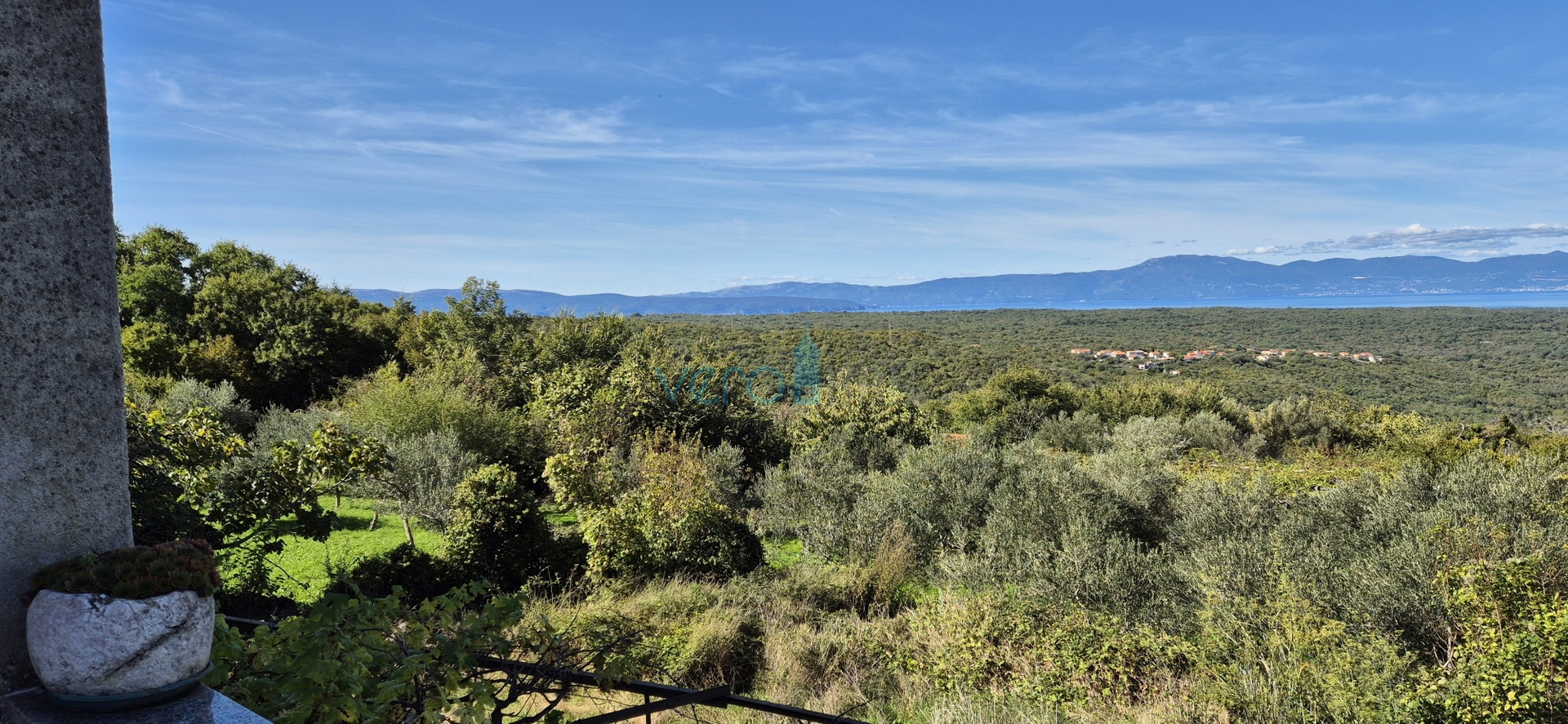 Dobrinj, otok Krk, samostojeća kamena kuća, pogled na more, terasa, konoba, prodaja