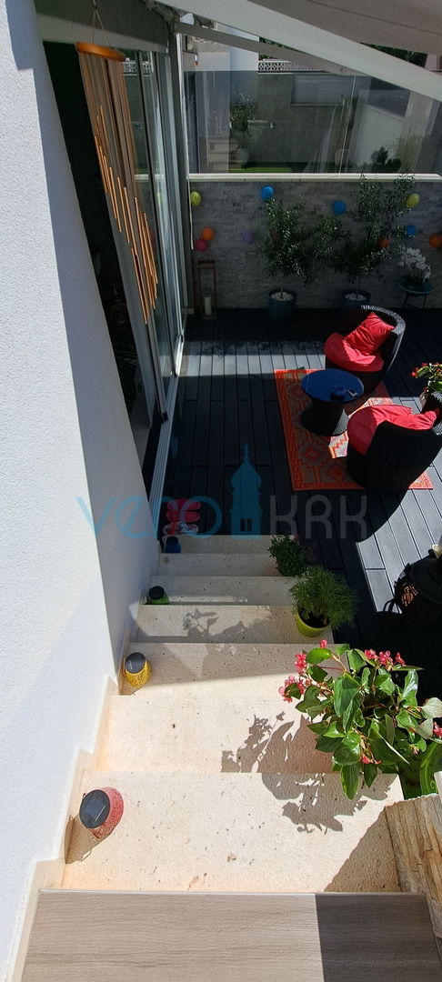 Njivice, otok Krk, moderan stan 66 m2, prizemlje, okućnica, 150m do mora, prodaja