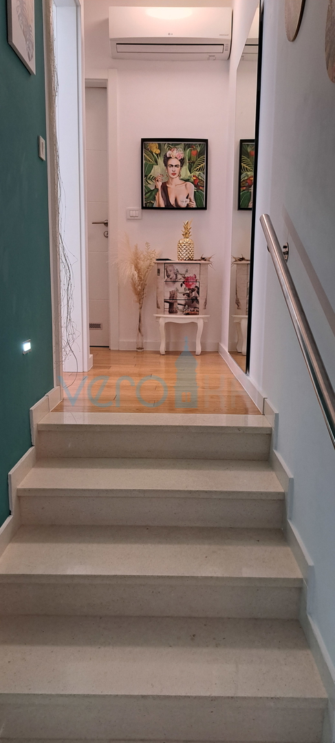 Njivice, otok Krk, moderan stan 66 m2, prizemlje, okućnica, 150m do mora, prodaja