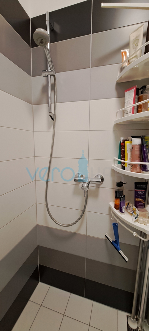 Njivice, otok Krk, moderan stan 66 m2, prizemlje, okućnica, 150m do mora, prodaja