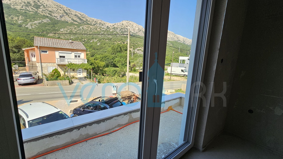 Insel Krk, Baška, Umgebung, Zweizimmerwohnung 62m2, Erdgeschoss, Garten zu verkaufen