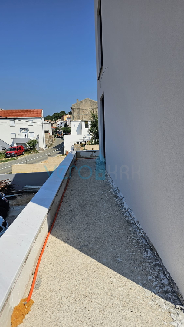 Otok Krk, Baška, okolica, dvosobni stan 62m2, prizemlje, okućnica za prodaju