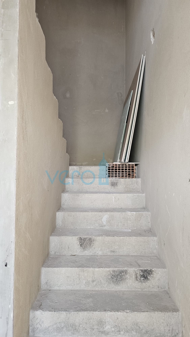 Otok Krk, Baška, okolica, dvosobni stan 62m2, prizemlje, okućnica za prodaju