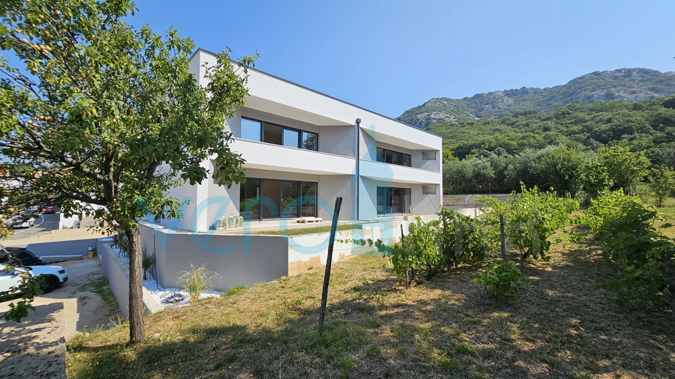 Insel Krk, Baška, Umgebung, Zweizimmerwohnung 62m2, Erdgeschoss, Garten zu verkaufen