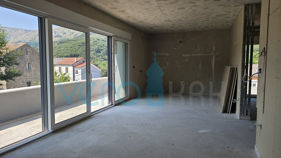 Insel Krk, Baška, Umgebung, Zweizimmerwohnung 65m2, erster Stock, zu verkaufen