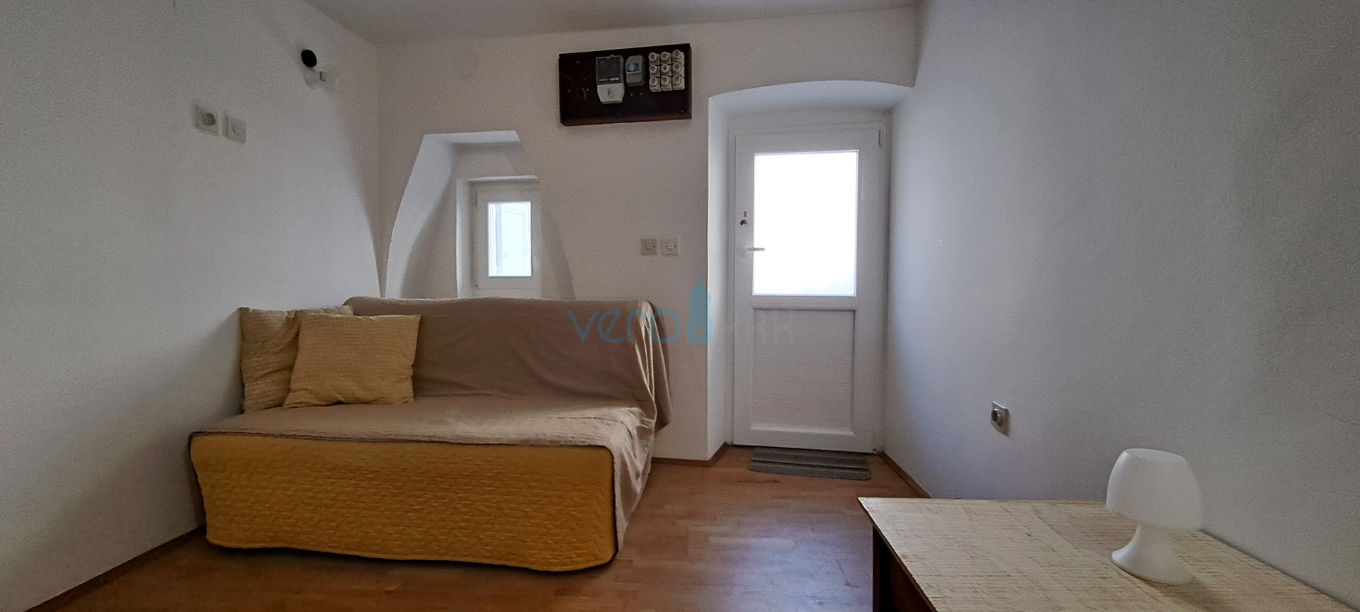 Omišalj, Insel Krk, authentisches Reihenhaus aus Stein, Terrasse, zu verkaufen