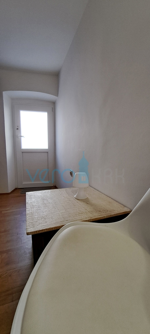 Omišalj, otok Krk, autohtona kamena kuća u nizu, terasa, prodaja