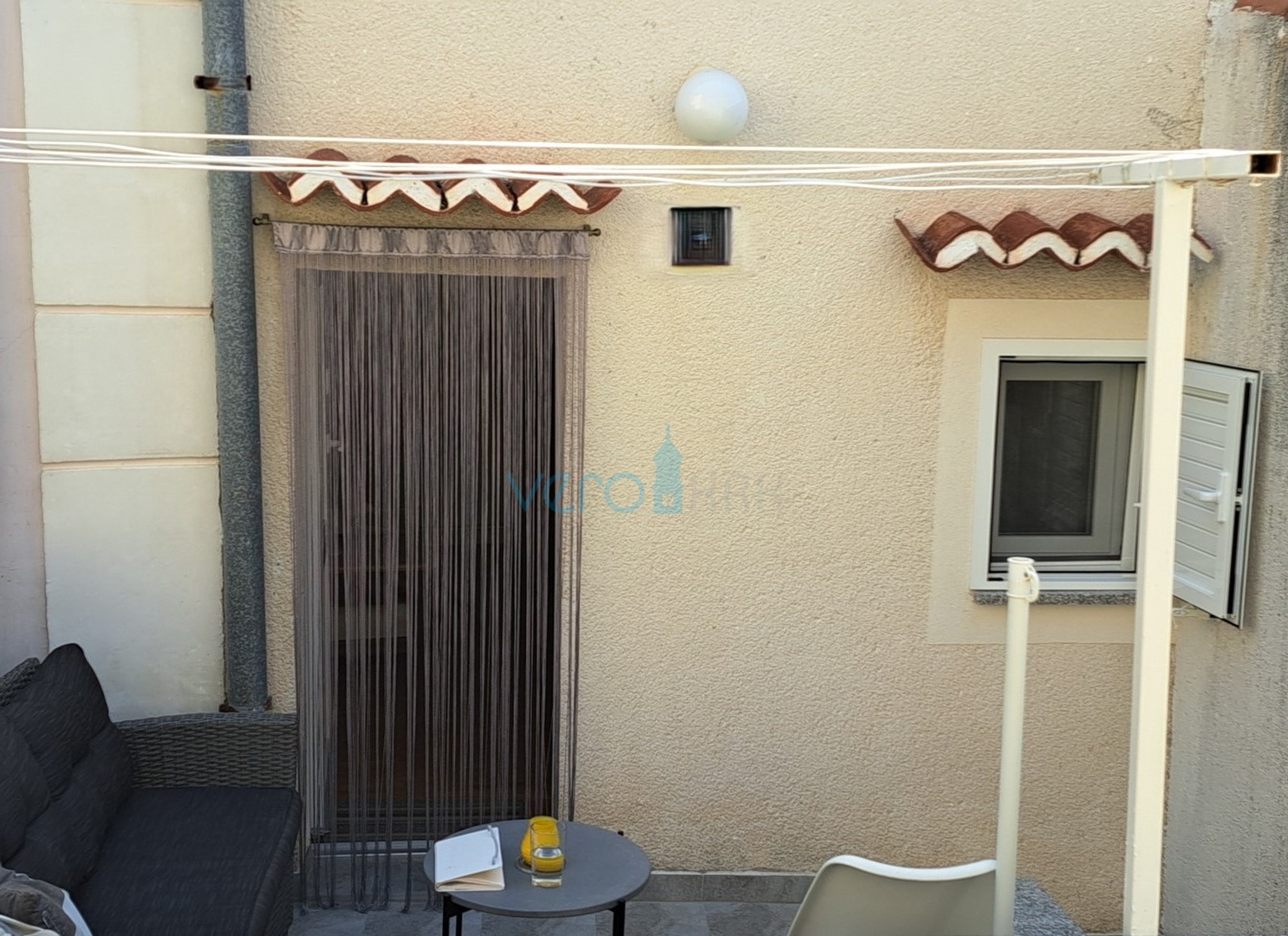 Omišalj, otok Krk, autohtona kamena kuća u nizu, terasa, prodaja