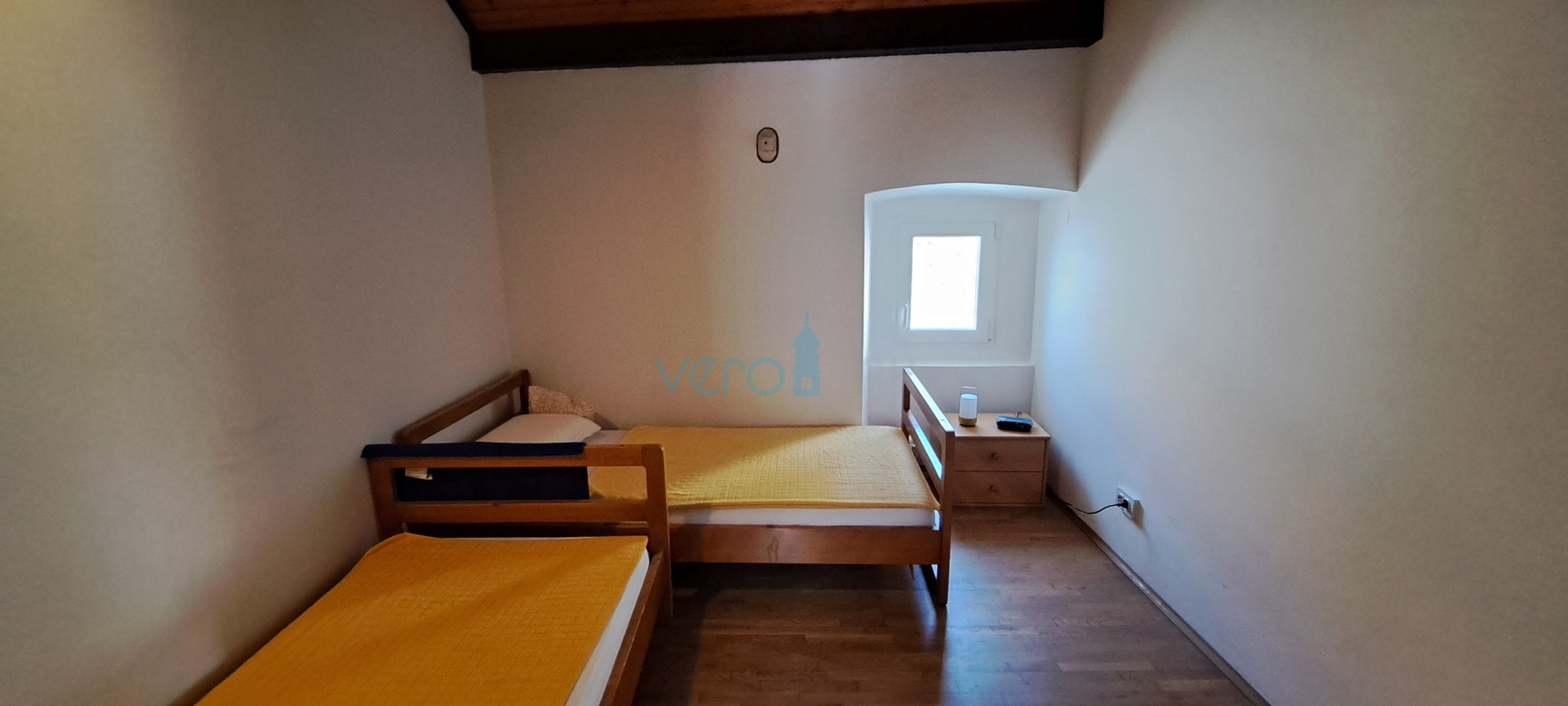 Omišalj, otok Krk, autohtona kamena kuća u nizu, terasa, prodaja