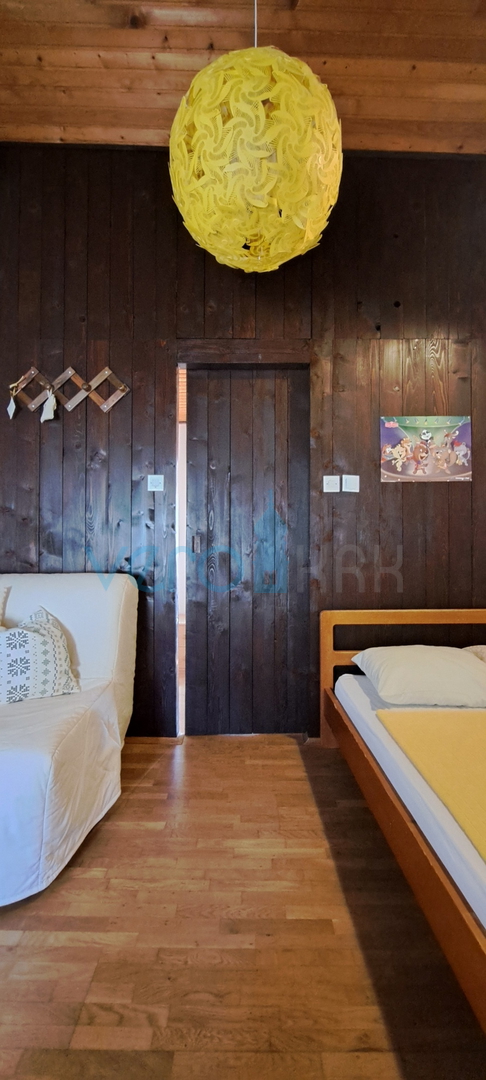 Omišalj, otok Krk, autohtona kamena kuća u nizu, terasa, prodaja