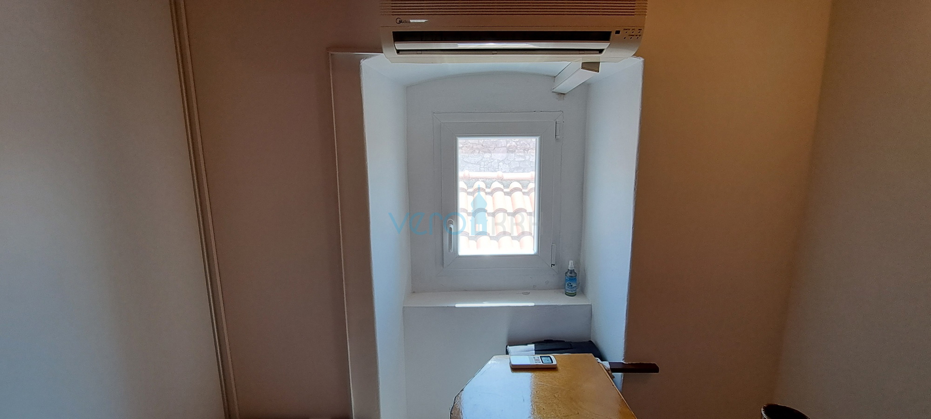 Omišalj, otok Krk, autohtona kamena kuća u nizu, terasa, prodaja