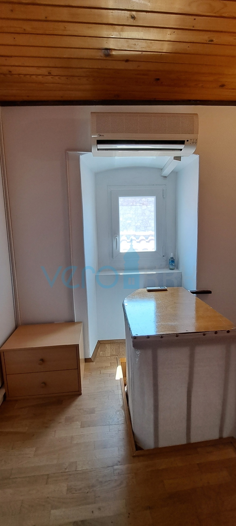 Omišalj, otok Krk, autohtona kamena kuća u nizu, terasa, prodaja