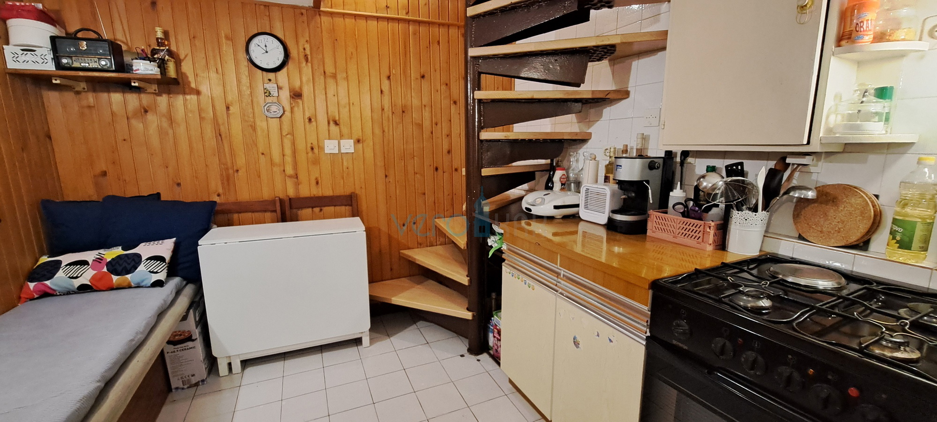 Omišalj, otok Krk, autohtona kamena kuća u nizu, terasa, prodaja