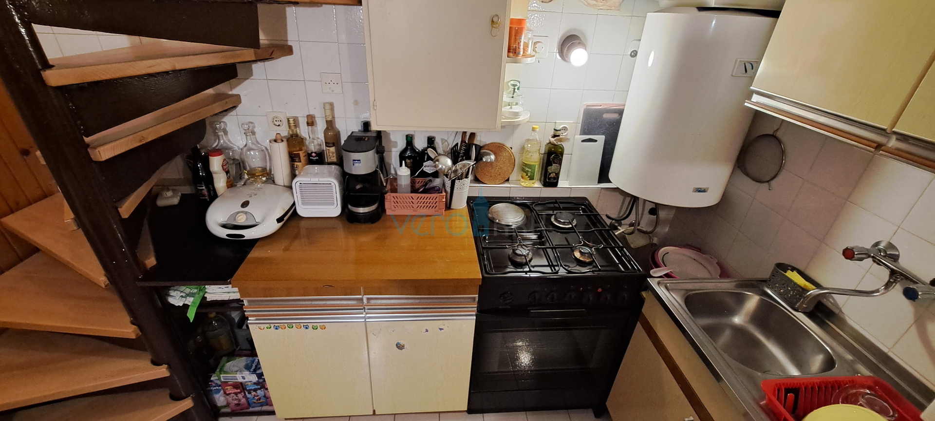 Omišalj, otok Krk, autohtona kamena kuća u nizu, terasa, prodaja