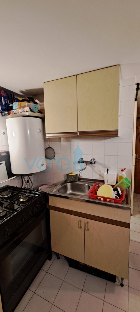 Omišalj, otok Krk, autohtona kamena kuća u nizu, terasa, prodaja