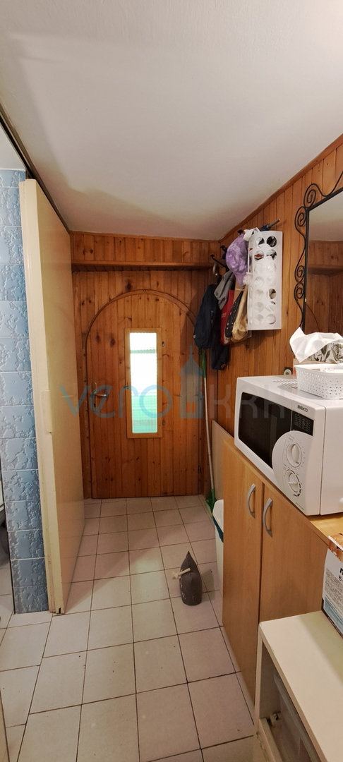 Omišalj, otok Krk, autohtona kamena kuća u nizu, terasa, prodaja