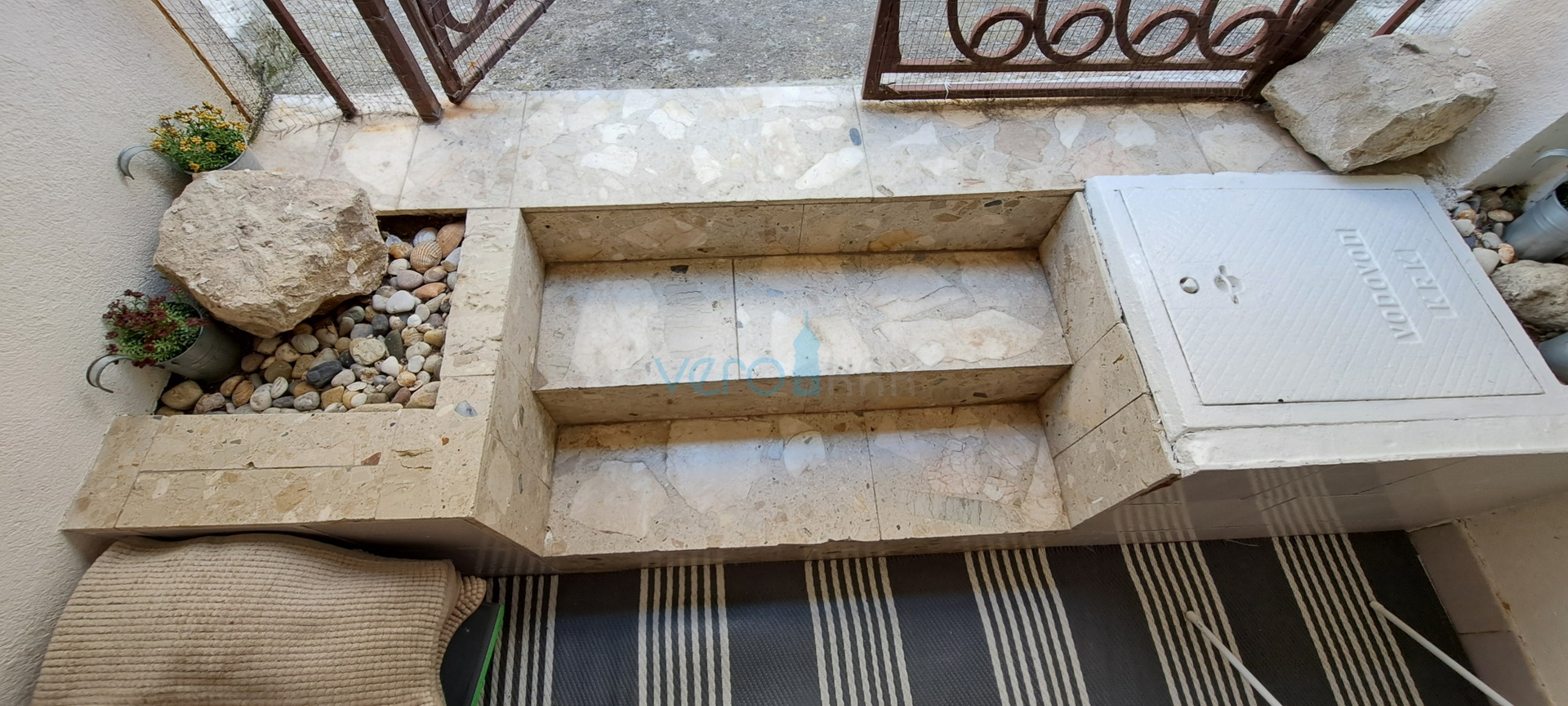 Omišalj, otok Krk, autohtona kamena kuća u nizu, terasa, prodaja