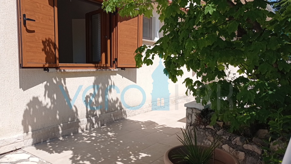 Crikvenica, Jadranovo, appartamento di 73 m2 al piano terra con vista mare e ampio giardino, vendita