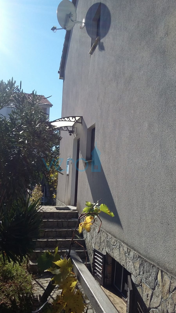 Njivice, otok Krk, dvojna kuća sa 3 apartmana, okućnica, pogled na more, prodaja