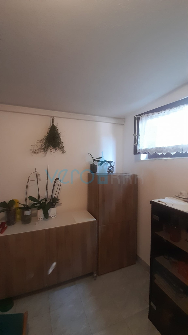 Njivice, otok Krk, dvojna kuća sa 3 apartmana, okućnica, pogled na more, prodaja