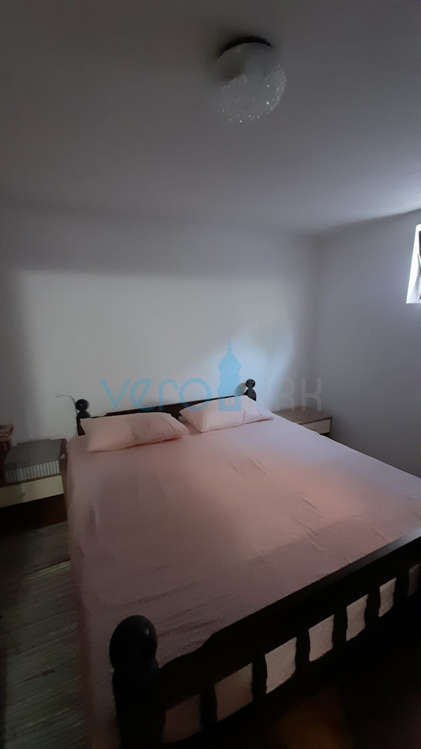 Njivice, otok Krk, dvojna kuća sa 3 apartmana, okućnica, pogled na more, prodaja