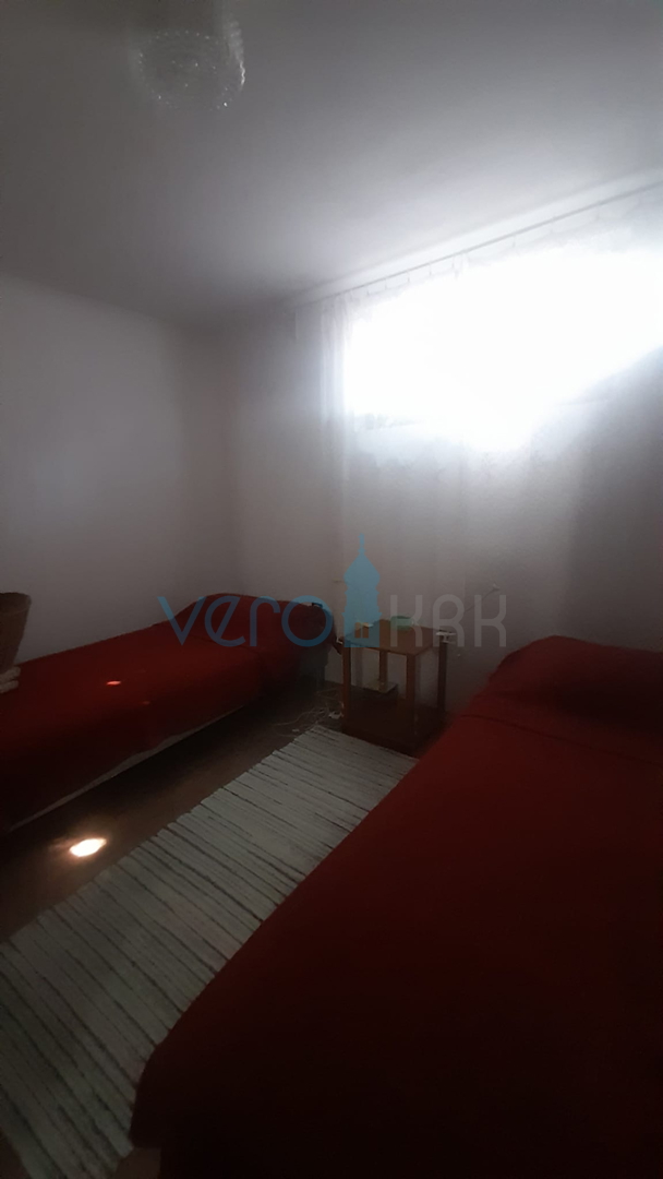 Njivice, otok Krk, dvojna kuća sa 3 apartmana, okućnica, pogled na more, prodaja