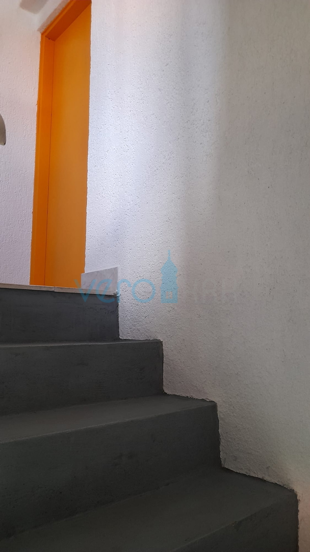 Njivice, otok Krk, dvojna kuća sa 3 apartmana, okućnica, pogled na more, prodaja