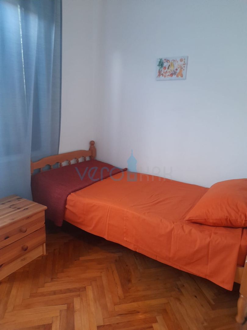 Njivice, otok Krk, dvojna kuća sa 3 apartmana, okućnica, pogled na more, prodaja