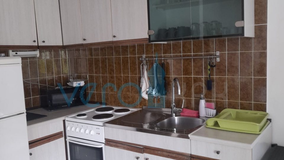 Njivice, otok Krk, dvojna kuća sa 3 apartmana, okućnica, pogled na more, prodaja