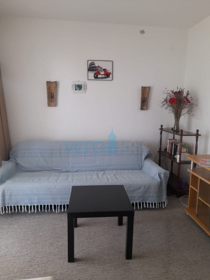 Njivice, otok Krk, dvojna kuća sa 3 apartmana, okućnica, pogled na more, prodaja