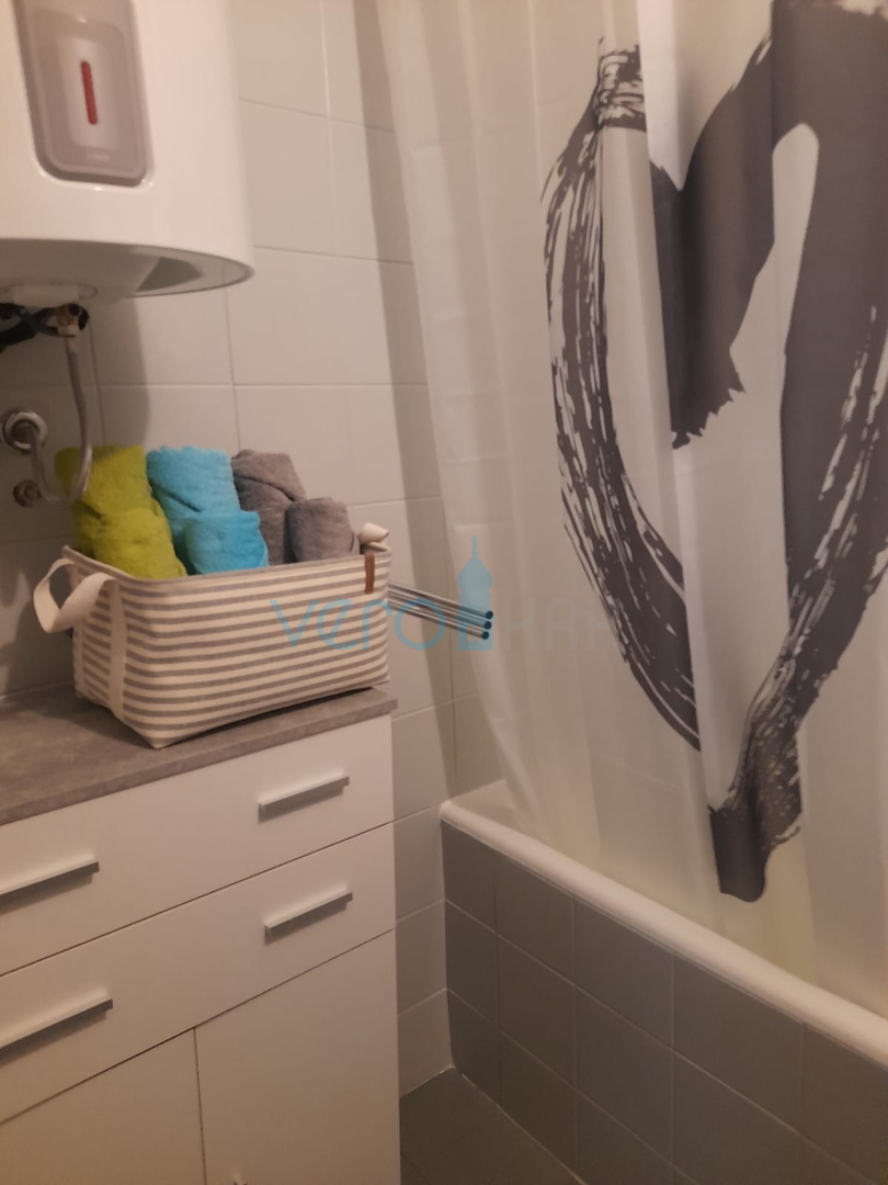 Njivice, otok Krk, dvojna kuća sa 3 apartmana, okućnica, pogled na more, prodaja